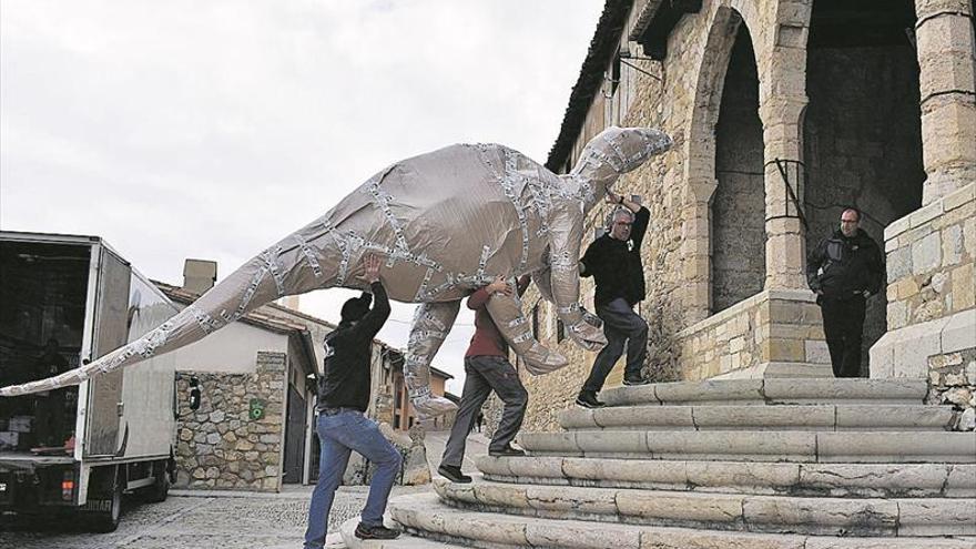 Morella recibe a su ‘vecino’ más colosal tras 2 años en València