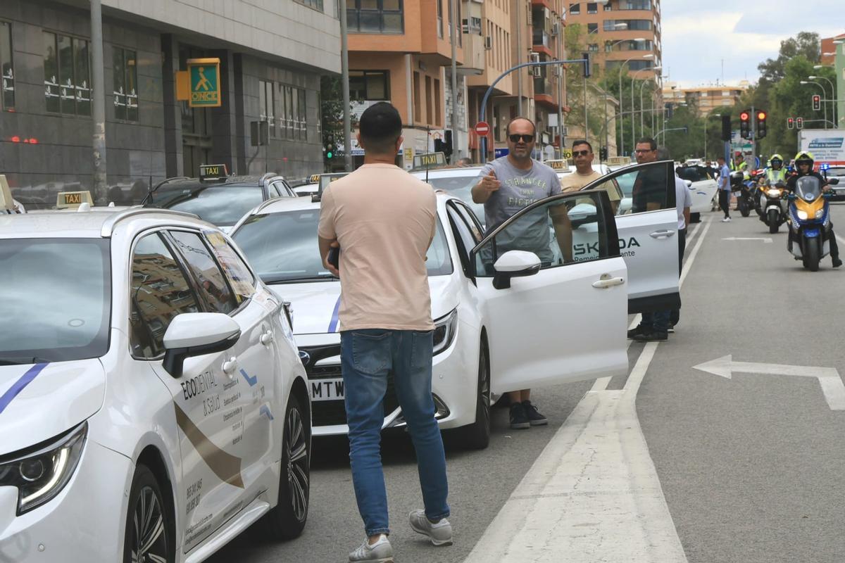 Los taxistas se manifiestan en Alicante y colapsan el centro de la ciudad.
