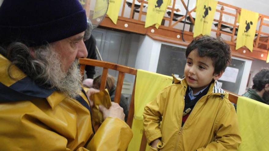 L&#039;Angulero, con un niño en la rula de San Juan de la Arena.