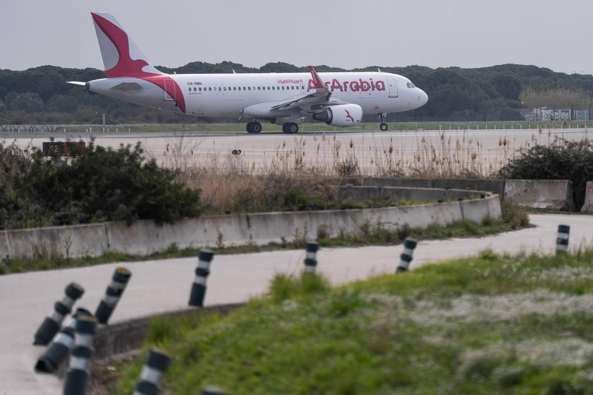 El aeropuerto de Barcelona-El Prat no se espera a la ampliación: renovará el asfalto de la pista del mar, construirá nuevos carriles y modernizará instalaciones.
