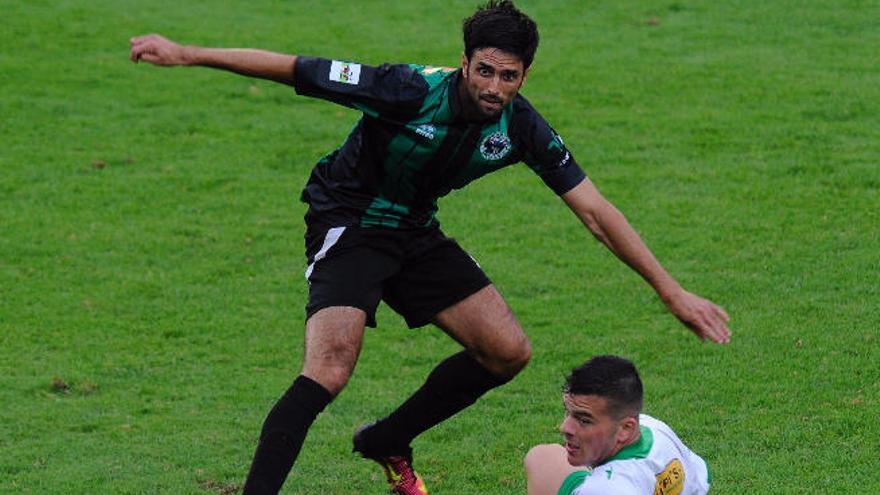 Álvaro, jugador del Villa, pelea por el balón ante un rival del Sestao.