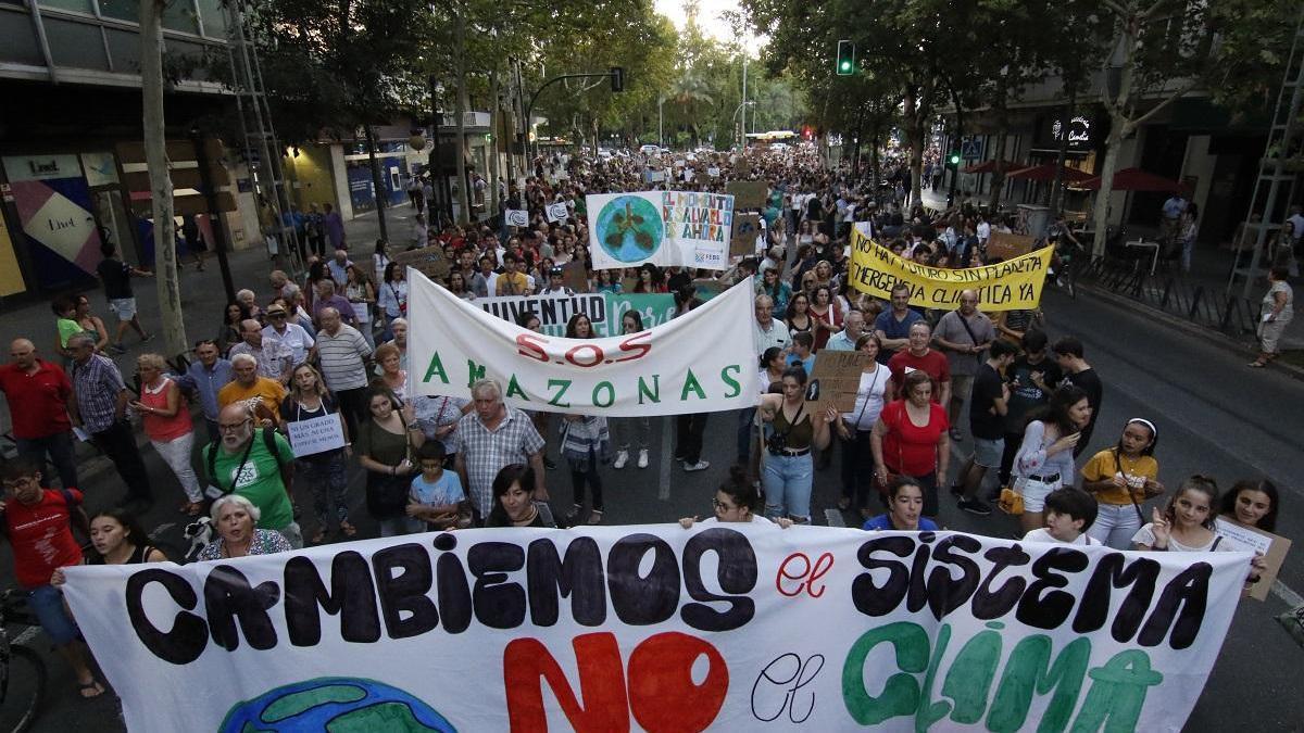 Asistentes a una manifestación contra el cambio climático en Córdoba, en una imagen de archivo.