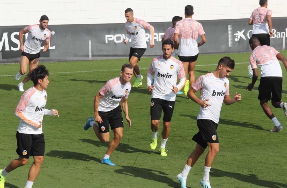 Anil Murthy, atento al entrenamiento del Valencia