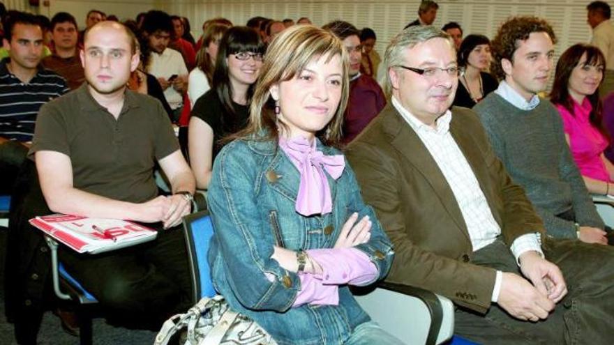 Bibiana Aído y José Blanco, ayer, durante la apertura del comité federal de las Juventudes Socialistas.