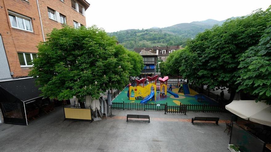 Mejora del suelo y nuevos elementos de juego: Lena acometerá la remodelación integral del parque infantil de la Pola con una inversión de 100.000 euros