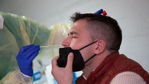 La Guàrdia Urbana i Salut posen la lupa sobre els laboratoris de PCR