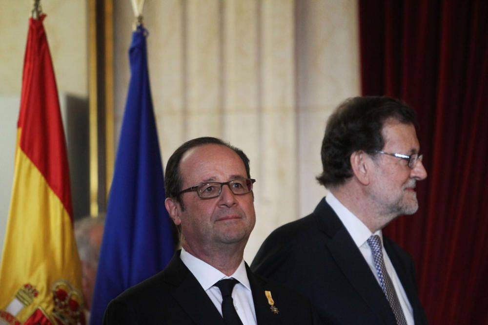 François Hollande y Mariano Rajoy son recibidos con honores junto al Ayuntamiento de Málaga. Antes del almuerzo, han visitado el Museo de Málaga.