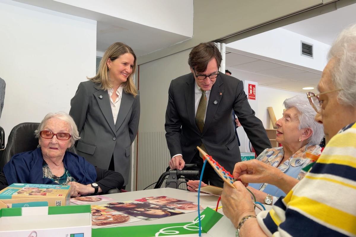 El president del Govern, Salvador Illa, con la consellera de Drets Socials, Mònica Martínez Bravo, en una visita a una residencia del barrio de Gràcia de Barcelona, este lunes.