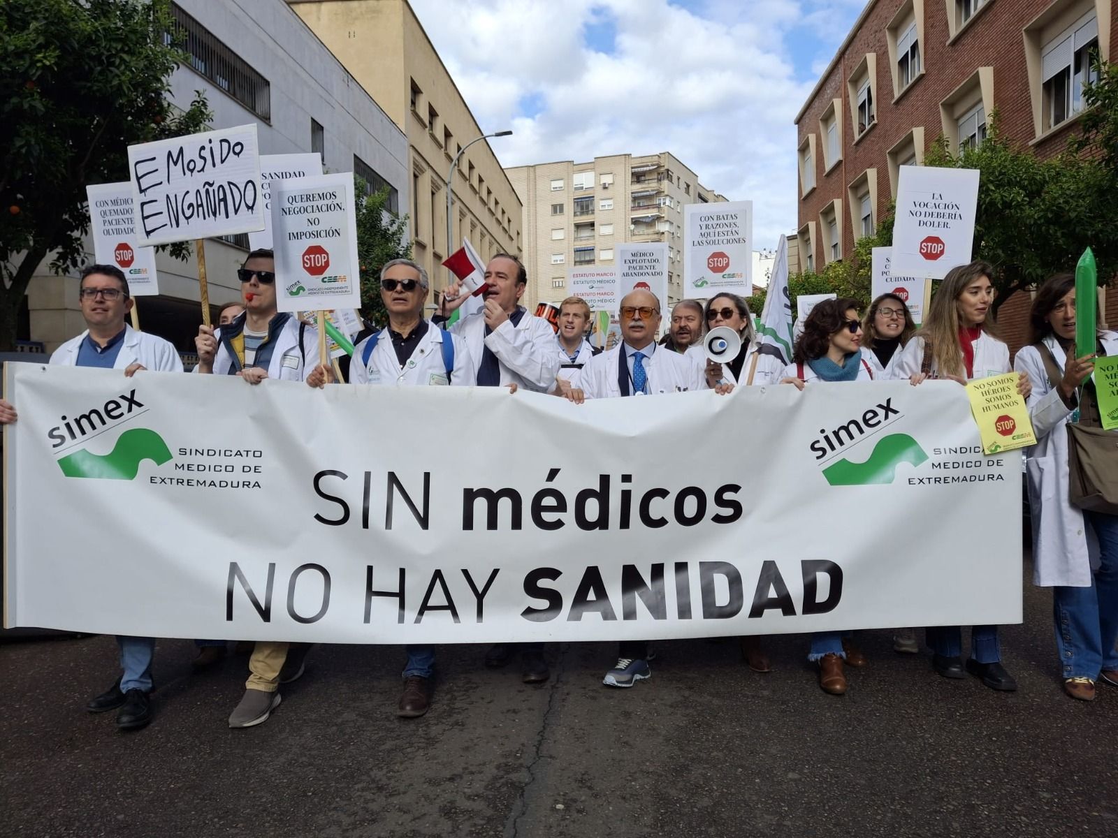 Vídeo | Así ha sido la protesta de médicos en Badajoz