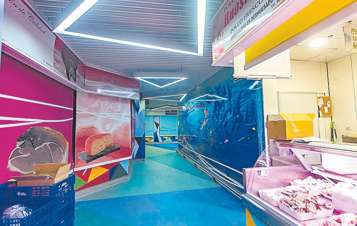 Algunos de los puestos vacíos del Mercado municipal.