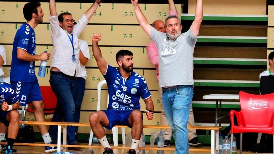 Curro Lucena, con los brazos en alto, durante el tercer y definitivo partido por el ascenso.