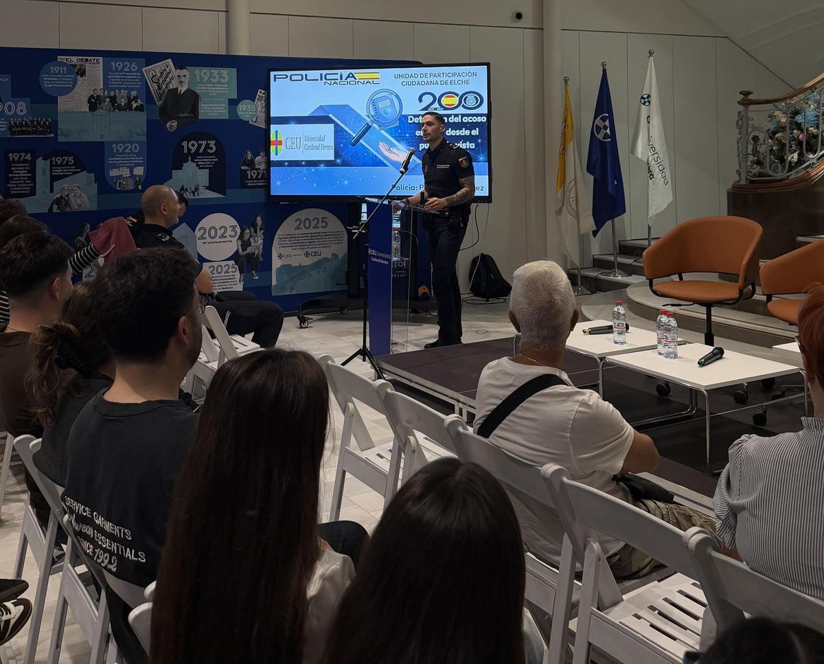 La Policía Nacional acerca a los futuros enfermeros herramientas para detectar situaciones de vulnerabilidad y proteger a los pacientes.