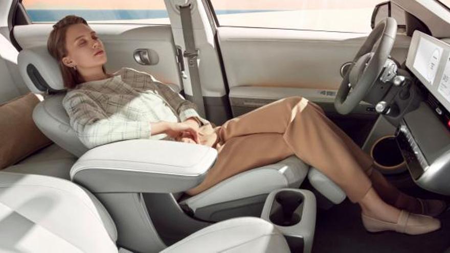 INTERIOR. L´interior del Hyundai Ioniq 5 ofereix un disseny minimalista que permet gaudir de l´espai al màxim, per aconseguir una qualitat de vida a bord similar a la que podríem experimentar al saló de casa.