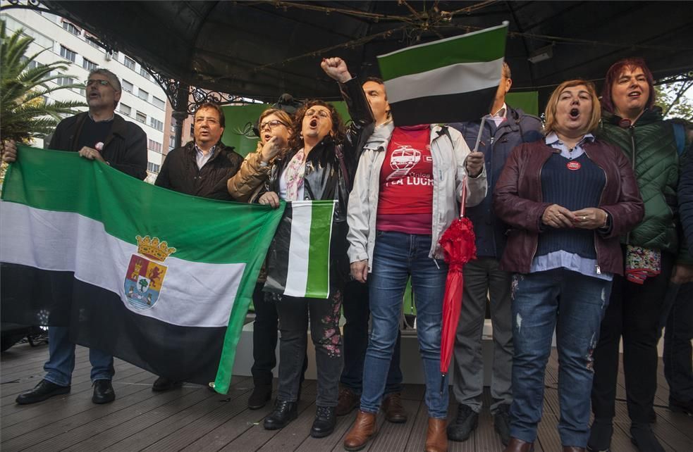 La manifestación por un tren digno para Extremadura en imágenes