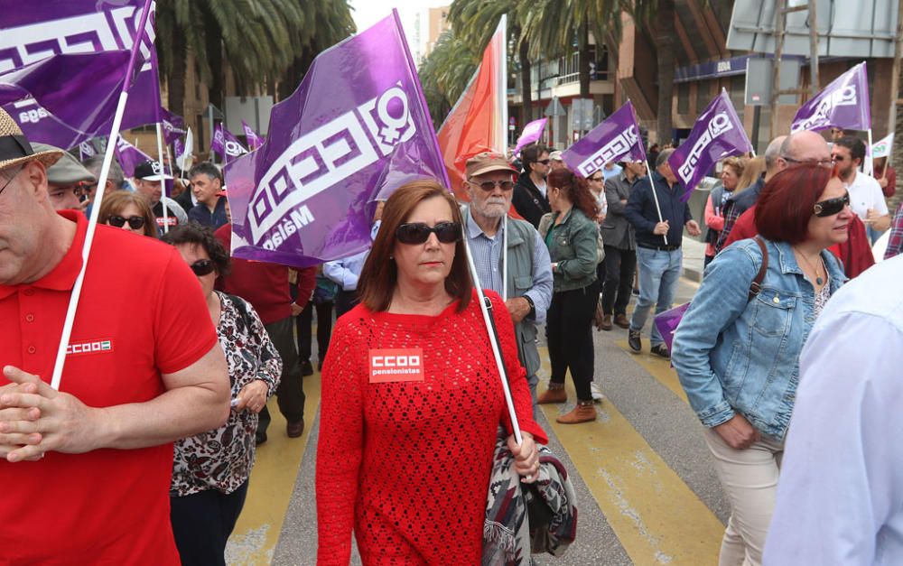 Miles de personas participan en la marcha convocada por los sindicatos para este martes, Día Internacional del Trabajo