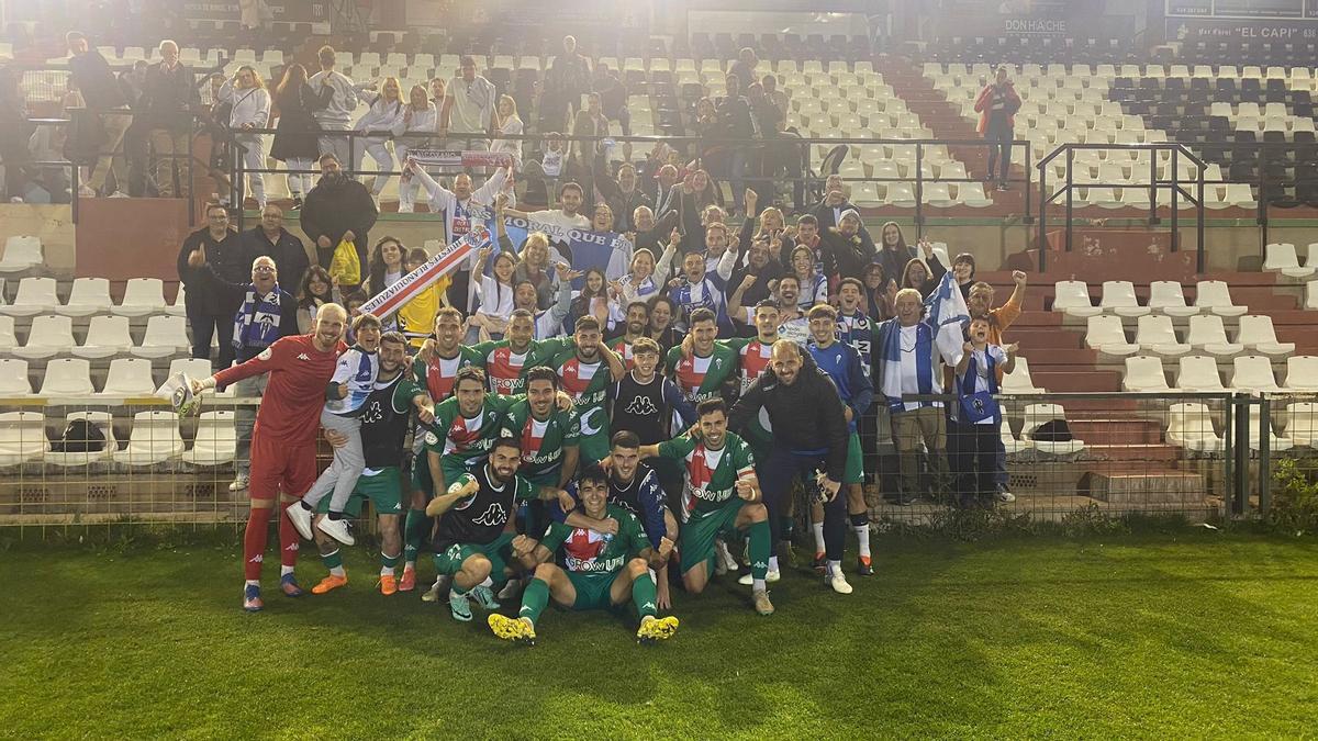 Los jugadores del Alcoyano celebran la victoria con sus aficionados desplazados al estadio Romano José Fouto de Mérida