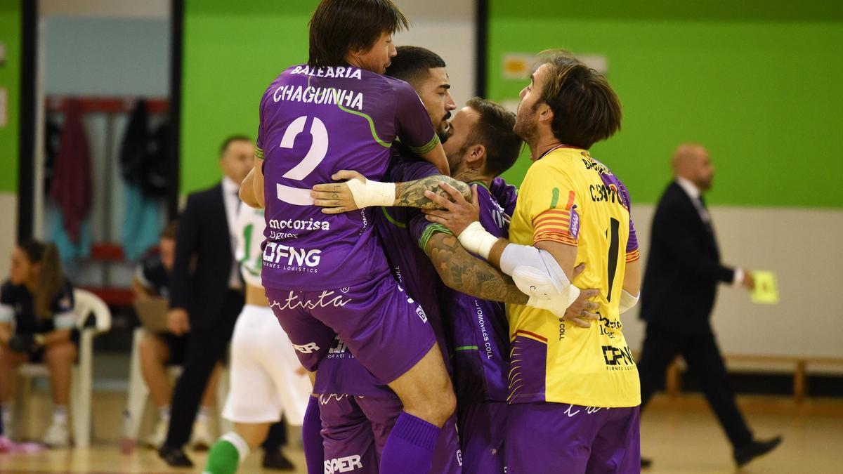 Los jugadores del Palma Futsal celebran el triunfo ante el Betis.