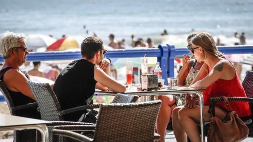 La fuerte presión del alojamiento sumergido lastra la rentabilidad hotelera del verano en Alicante