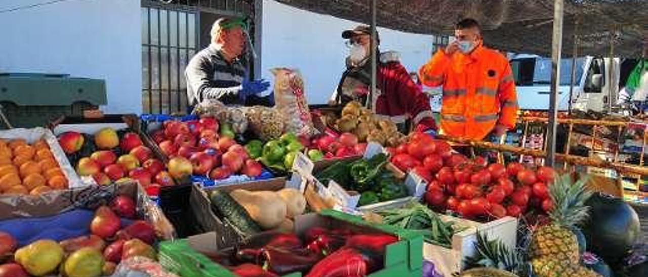 Uno de los puestos ambulantes de frutas y verduras. // I. Abella