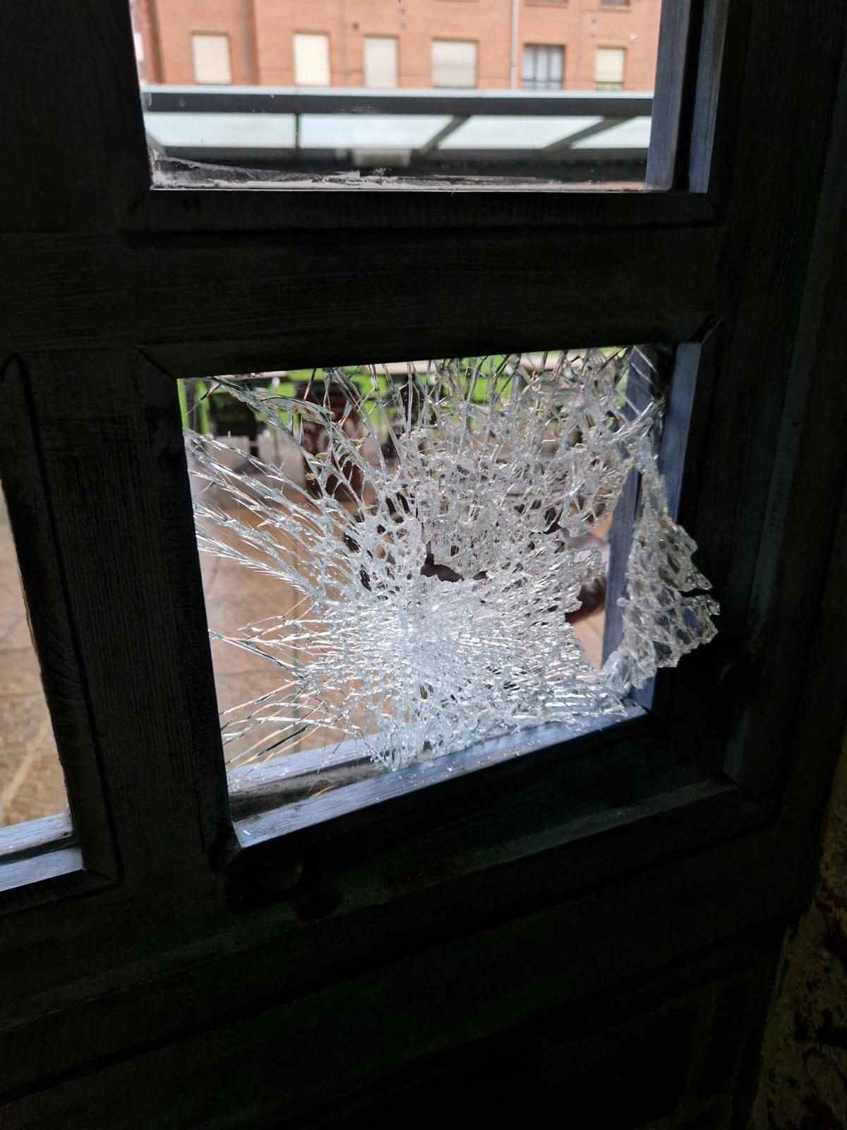 Uno de los cristales rotos por el detenido.