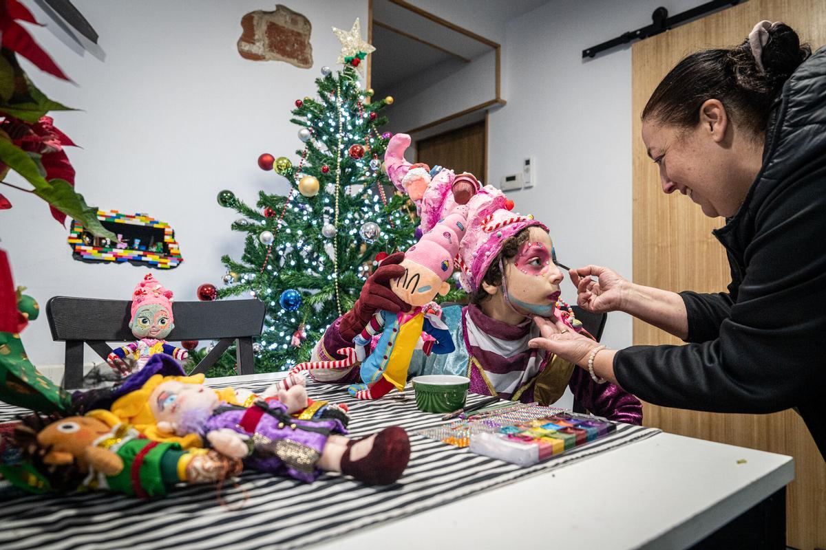 Sabadell 18/12/2025 On Barcelona. Se trata de una casa decorada que se ha hecho viral. Id cuando ya haya anochecido para poder fotografiar la decoración iluminada (entre las 18:00 y las 19:00). La casa está situada en el barrio del Poblenou de Sabadell, donde se celebra un concurso de fachadas iluminadas. Haced también fotos de otras casas decoradas; Abel las mencionará en el reportaje. AUTOR: MANU MITRU