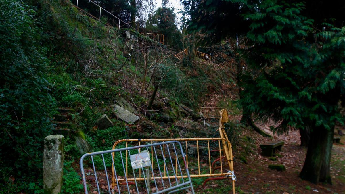 Pasarela de piedra cerrada tras el corrimiento de tierras