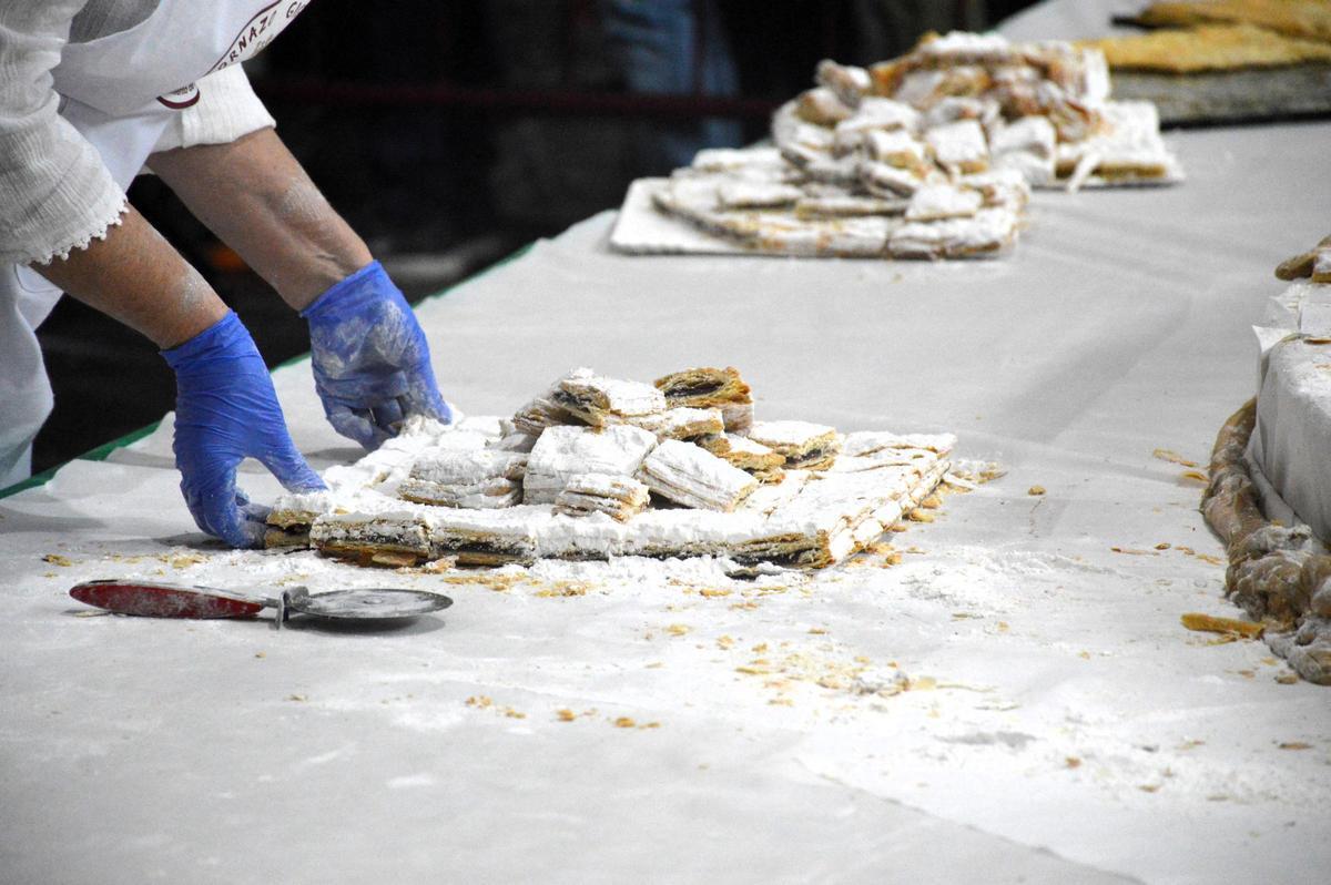 Porciones de hornazo preparadas para repartir.