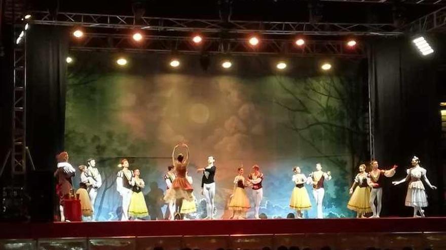 Bailarines del Ballet de San Petersburgo interpretan una de las escenas del montaje.