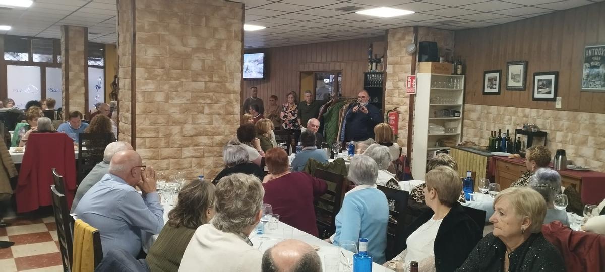 José Antonio Álvarez, dirigiendose a los asociados de AMA MIeres durante una comida celebrada recientemente.