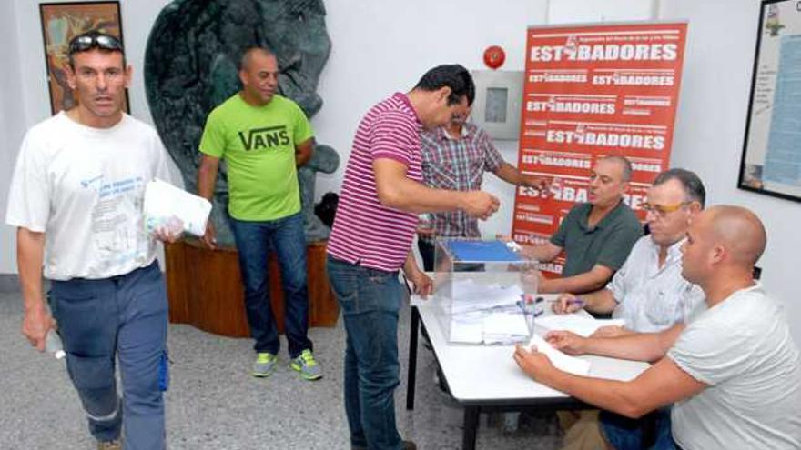 Un estibador vota, ayer,  en la Casa Remigio Vélez. | santi blanco