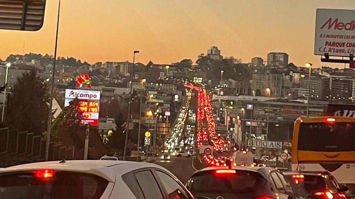 La Avenida de Madrid, acceso a la ciudad de Vigo, totalmente colapsada.