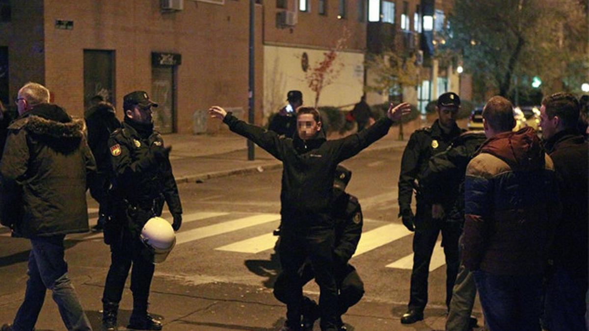 La policia realizó diversos controles a las puertas del Calderón