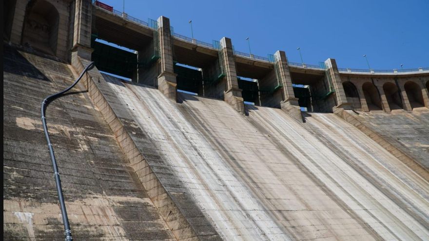Continua l’extracció de fang en la presa de Forata huit mesos després de la dana