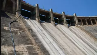 Continua l’extracció de fang en la presa de Forata huit mesos després de la dana