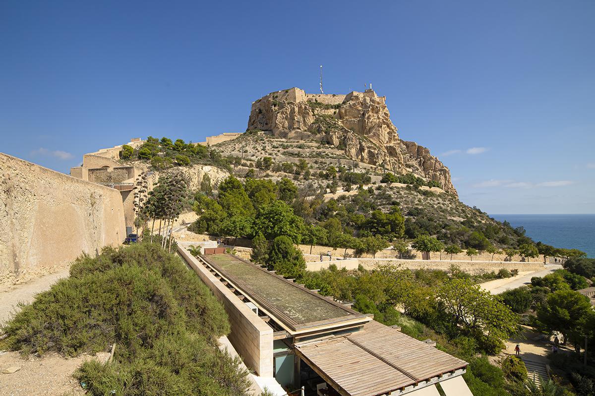 Vistas desde La Ereta del Castillo de Santa Bárbara .