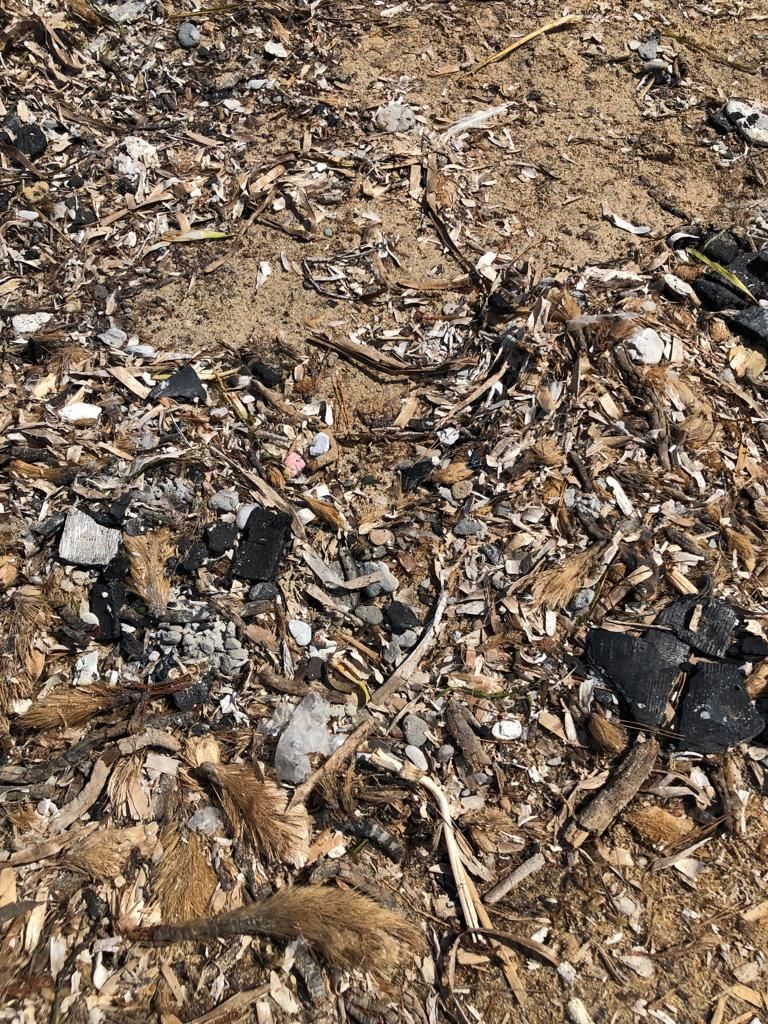 S'Estanyol, en Ibiza, cubierto de restos del yate quemado en Formentera