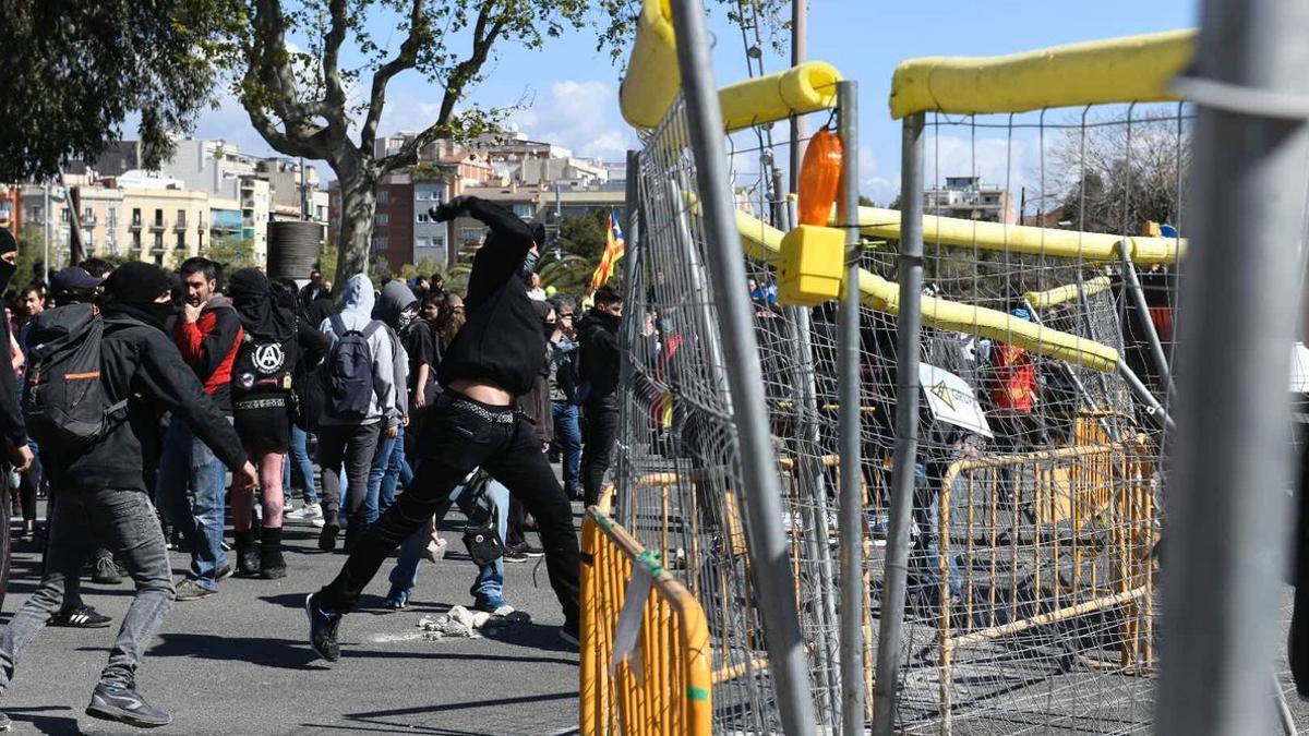 Seguidores de Arran tratan de boicotear un acto de Vox en Barcelona el pasado marzo.