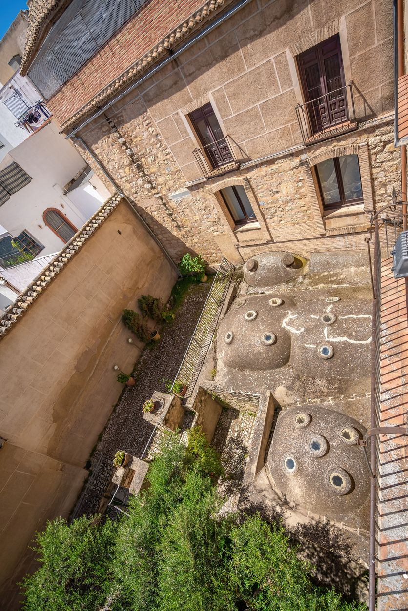 Restos de las cúpulas de los baños árabes, en los patios del palacio de Villardompardo, en Jaén.
