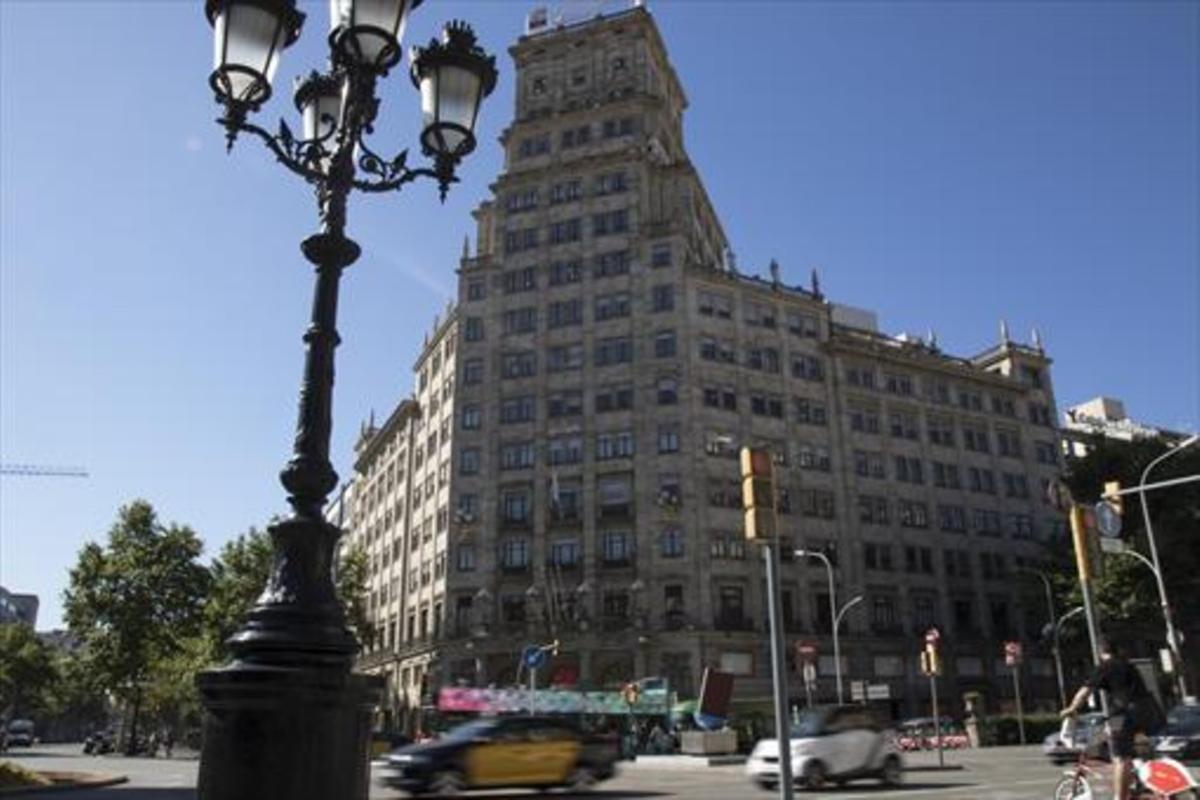 Edificio Generali, en la esquina del paseo de Gràcia con la Gran Via de les Corts Catalanes.