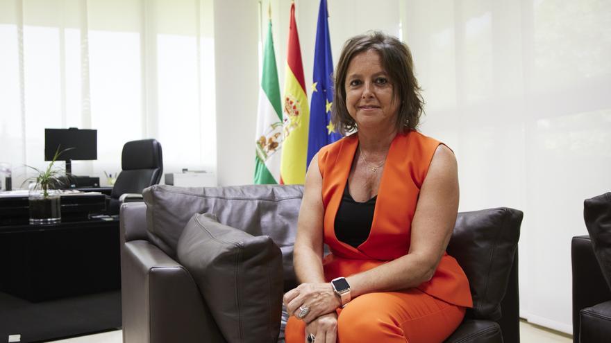 La consejera de Salud y Consumo de la Junta de Andalucía, Catalina García, posa durante la entrevista realizada por EuropaPress en su despacho