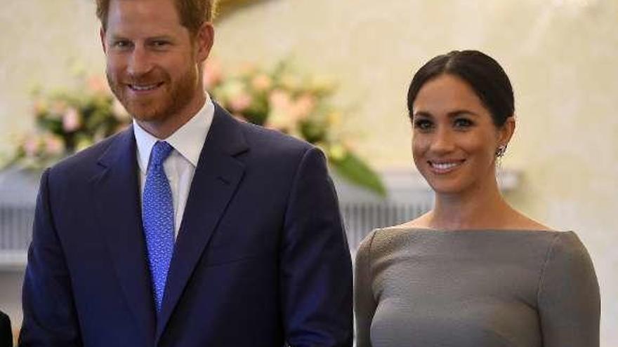 El príncipe Harry y Meghan Markle, ayer, en Dublín.