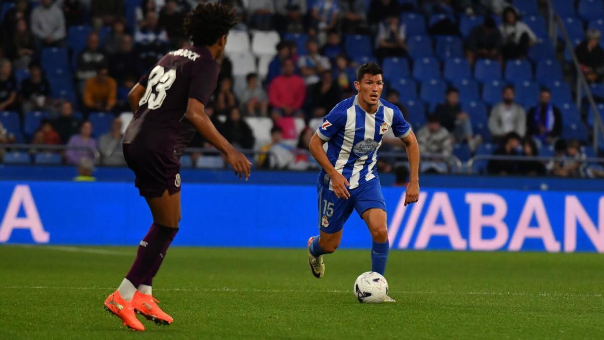 Miguel Loureiro conduce el balón en el amistoso contra el Porto en Riazor.