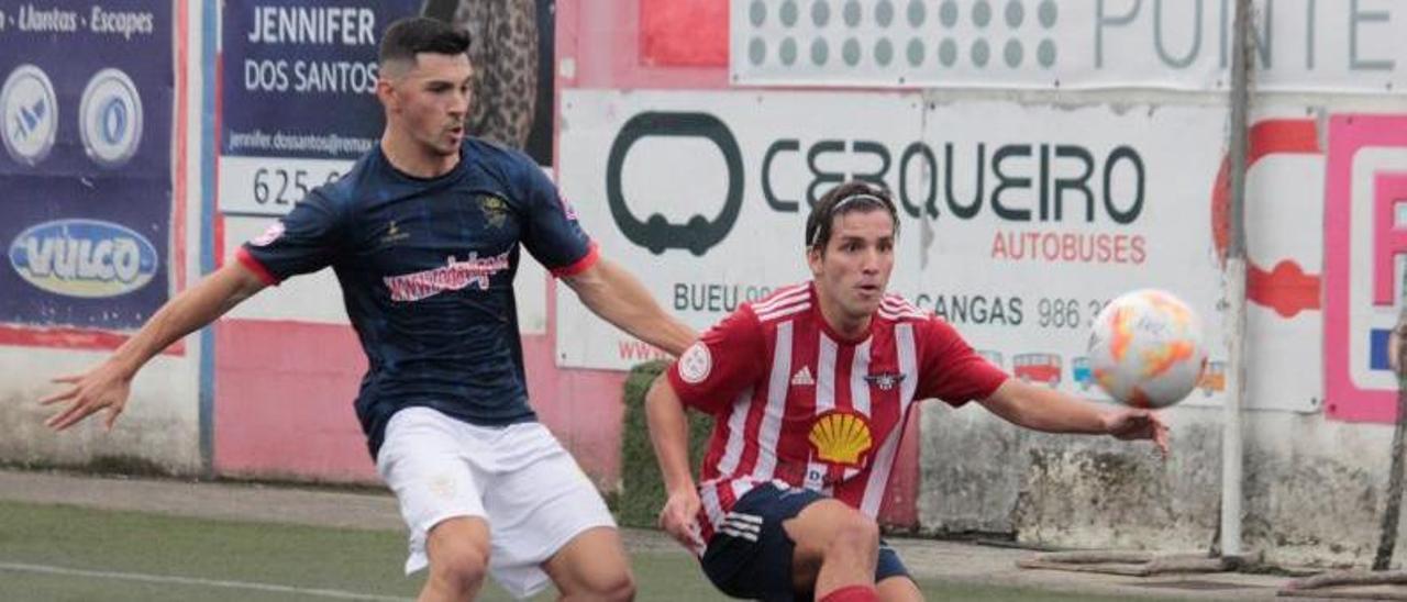 Javi Pereira en una acción del partido del sábado entre el Alondras y el Choco. |  // SANTOS ÁLVAREZ