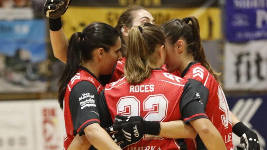 Ana Catarina, Sara Roces, María Igualada y Marta Piquero celebran un gol. |