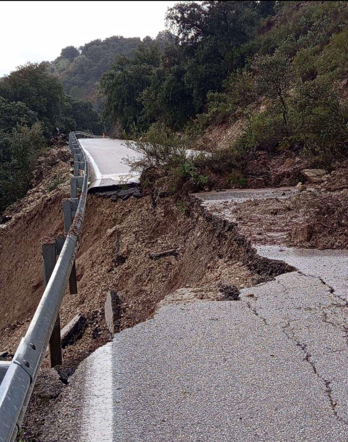 Carretera A-4154, cortada por un derrumbe en el kilómetro 41, en Algarinejo (Priego.