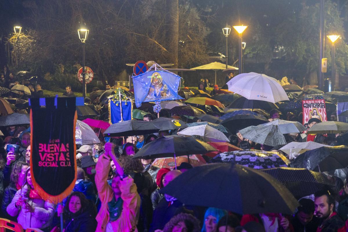 FOTOS | Las cofradías rinden un emotivo minuto de silencio por las víctimas del accidente de Córdoba: "Hemos decidido continuar con las fiestas para celebrar la vida"