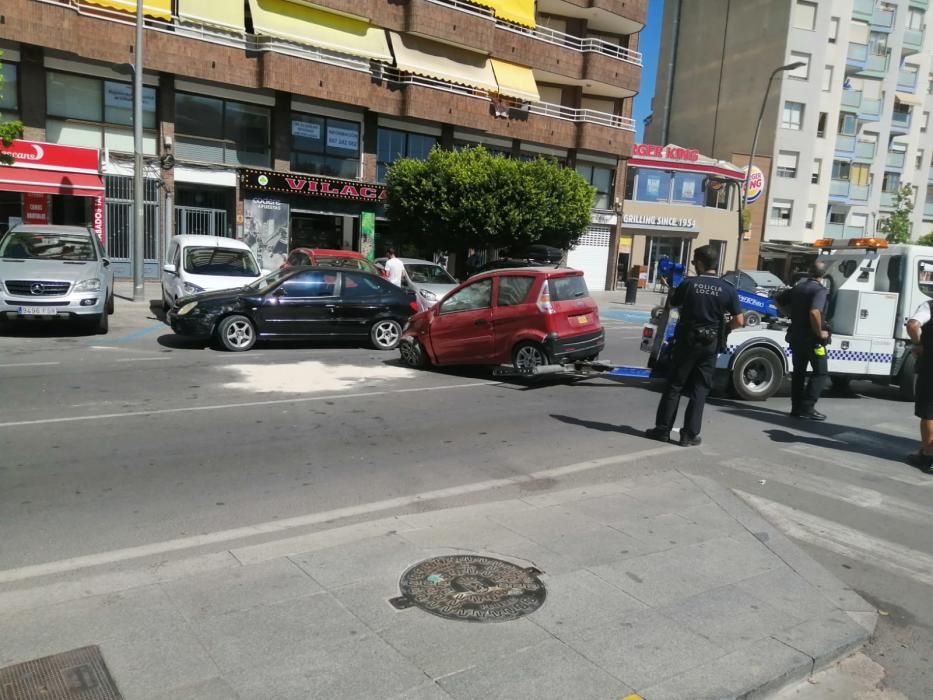 Un coche vuelca en plena calle en La Vila Joiosa.