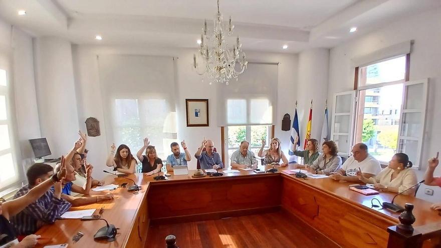 El pleno de Bueu aprueba por unanimidad la ordenanza de playas y el PP advierte de que no entrará en vigor para la Noche de San Juan