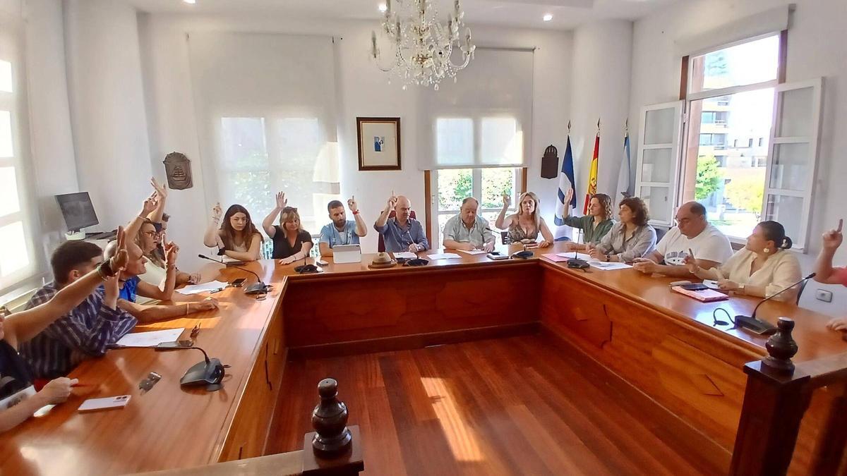 Un momento de la votación para aprobar definitivamente la ordenanza de playas de Bueu, ayer en el pleno.