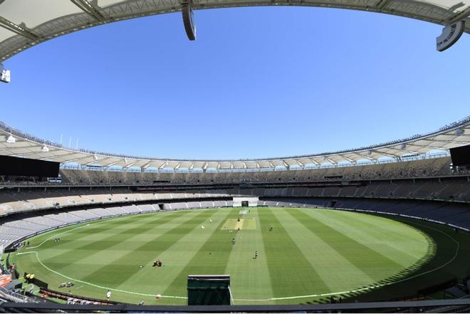 Vista general del estadio de Perth, antes del segundo partido de prueba de cricket entre Australia e India.